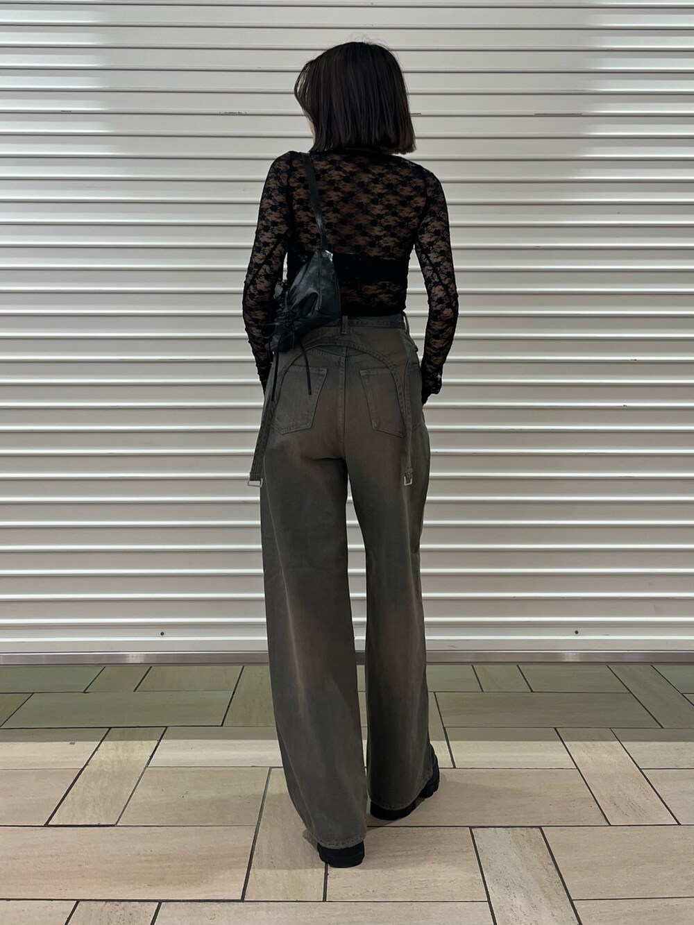 ブラック系のブーツ、グレー系のデニムパンツ、ブラック系のTシャツ/カットソーを着用したレディースの秋コーディネートの3枚目の写真