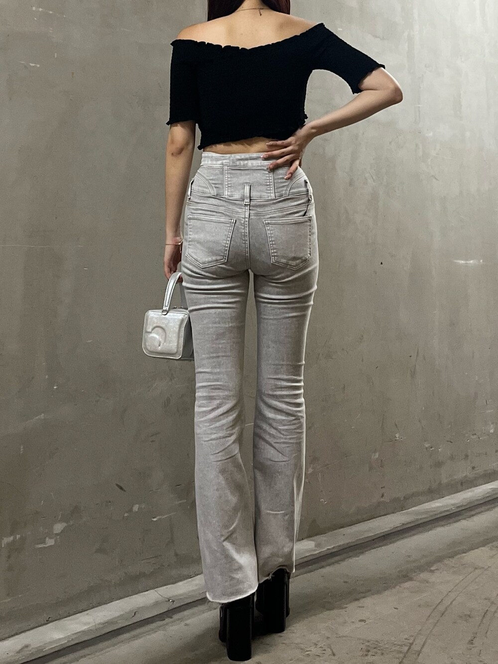 ブラック系のTシャツ/カットソー、シルバー系のハンドバッグ、ブラック系のサンダルを着用したレディースの夏コーディネートの3枚目の写真