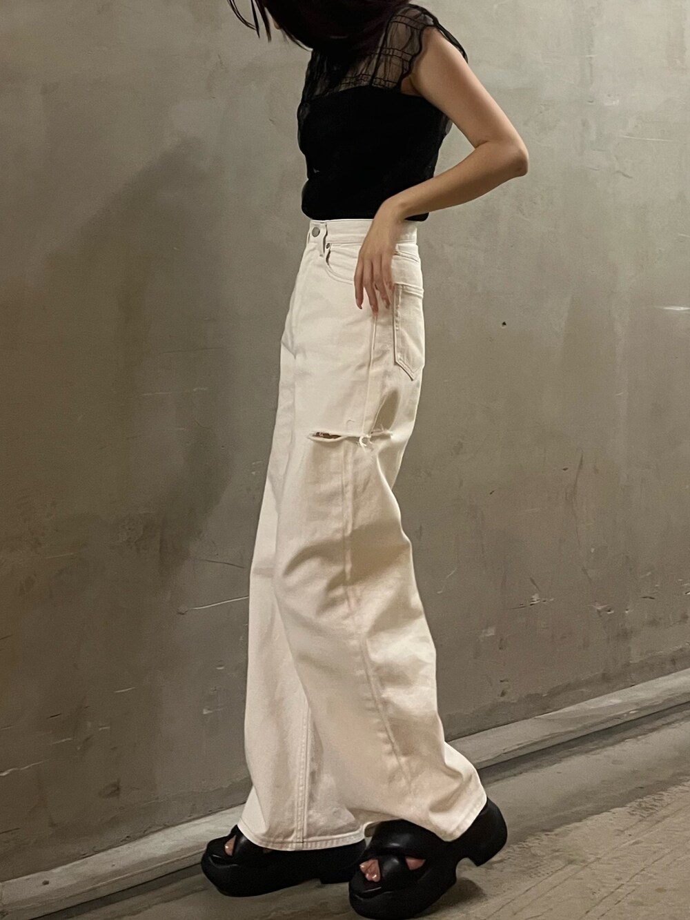 ブラック系のサンダル、ブラック系のタンクトップ、ブラック系のキャミソールを着用したレディースの夏コーディネートの2枚目の写真