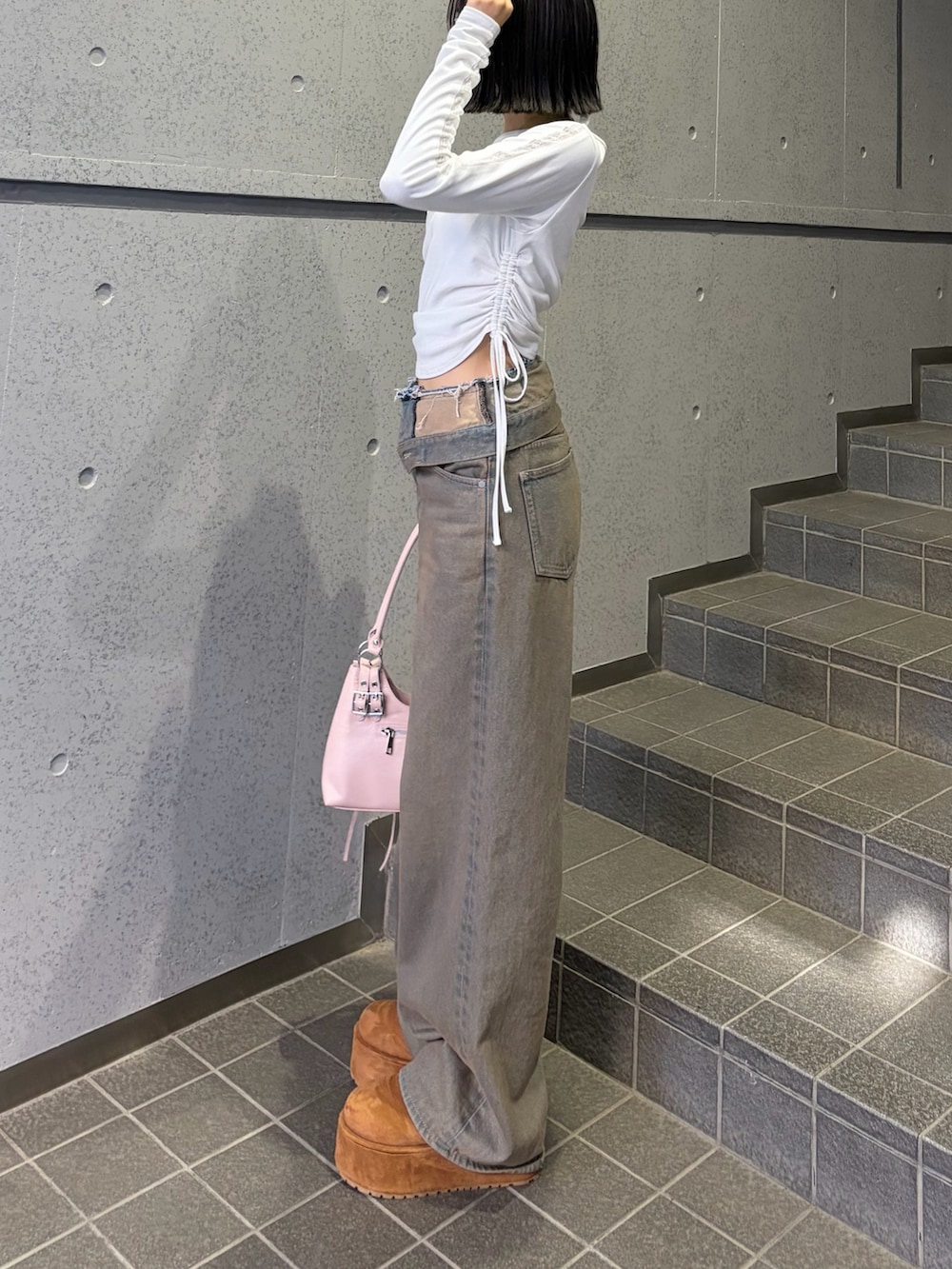 ブラウン系のデニムパンツ、ホワイト系のTシャツ/カットソー、イエロー系のスリッポンを着用したレディースの夏コーディネートの2枚目の写真