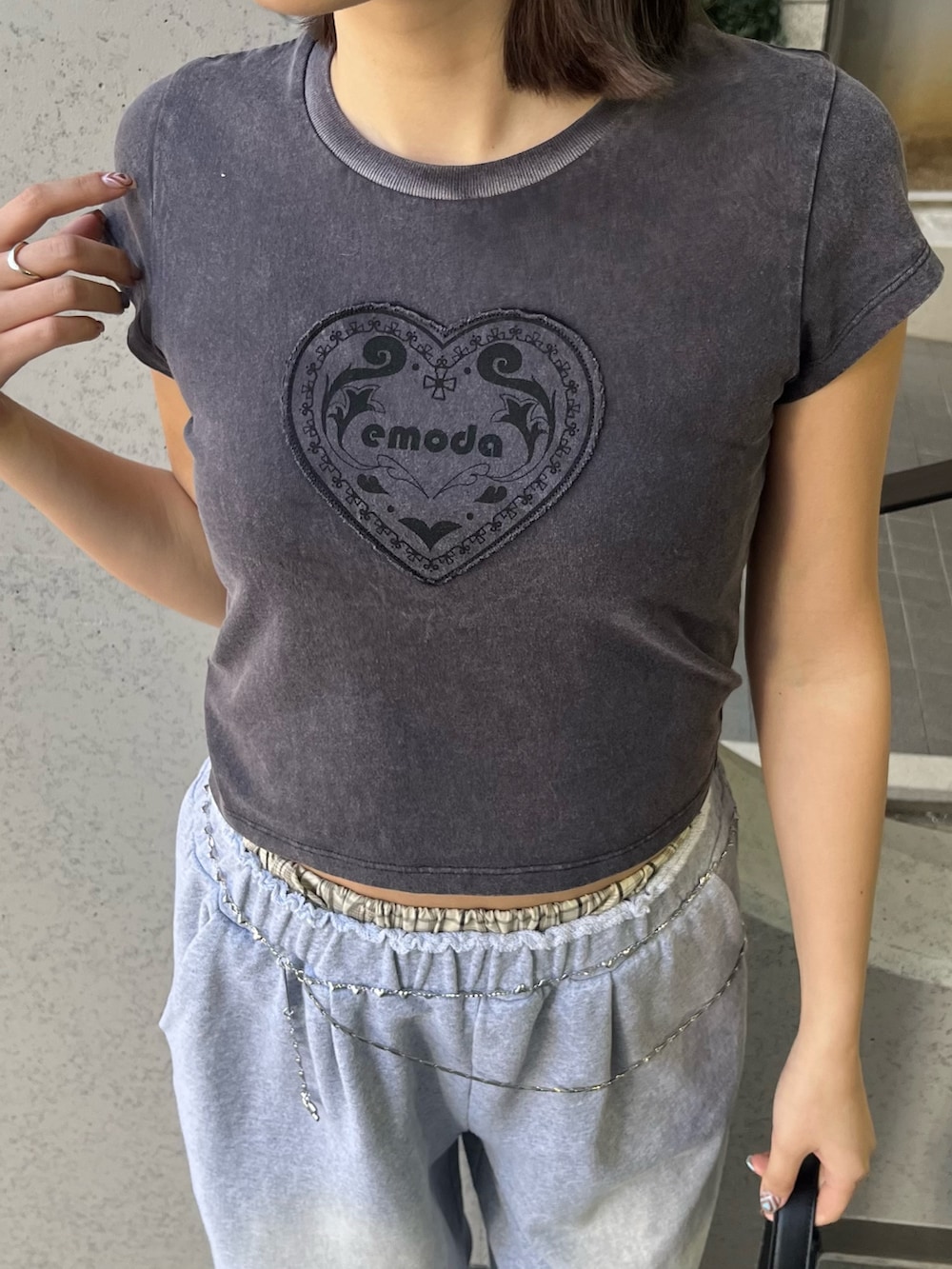 ブラック系のTシャツ/カットソー、ブラック系のスニーカー、グレー系のスウェットパンツを着用したレディースの春コーディネートの4枚目の写真