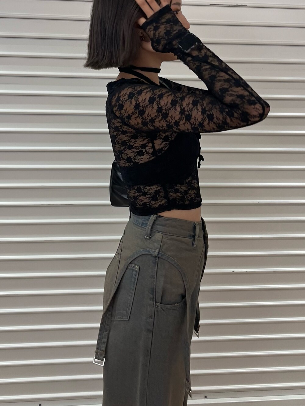 ブラック系のブーツ、グレー系のデニムパンツ、ブラック系のTシャツ/カットソーを着用したレディースの秋コーディネートの4枚目の写真