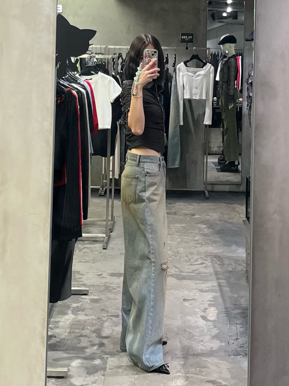 ブラック系のパンプス、ブルー系のデニムパンツ、ブラック系のシャツ/ブラウスを着用したレディースの春コーディネートの2枚目の写真