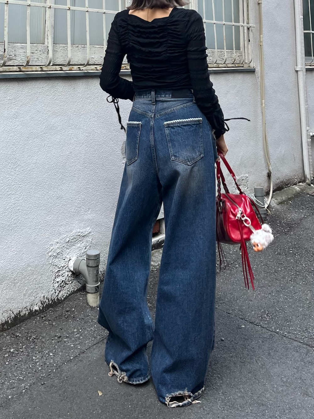 ブラック系のTシャツ/カットソー、ブルー系のデニムパンツを着用したレディースの冬コーディネートの3枚目の写真