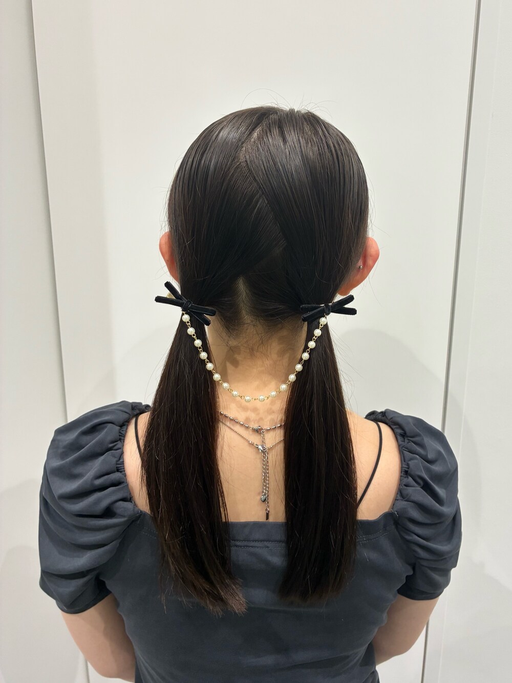 ブラック系のヘアピンを着用したレディースの秋コーディネートの2枚目の写真