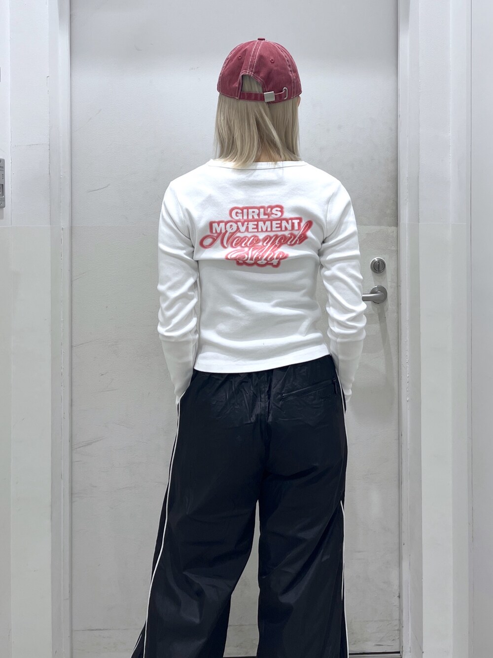 グレー系のパーカー、ブラック系のその他パンツ、ホワイト系のTシャツ/カットソーを着用したレディースの冬コーディネートの3枚目の写真