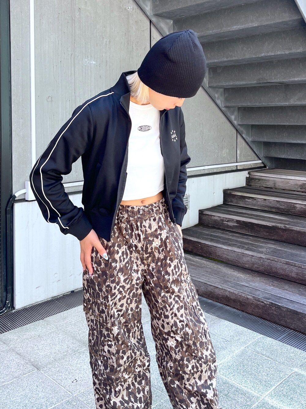 ベージュ系のカーゴパンツ、ブラック系のジャージを着用したレディースの夏コーディネートの3枚目の写真