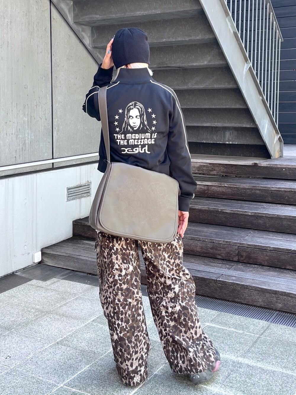 ベージュ系のカーゴパンツ、ブラック系のジャージを着用したレディースの夏コーディネートの2枚目の写真