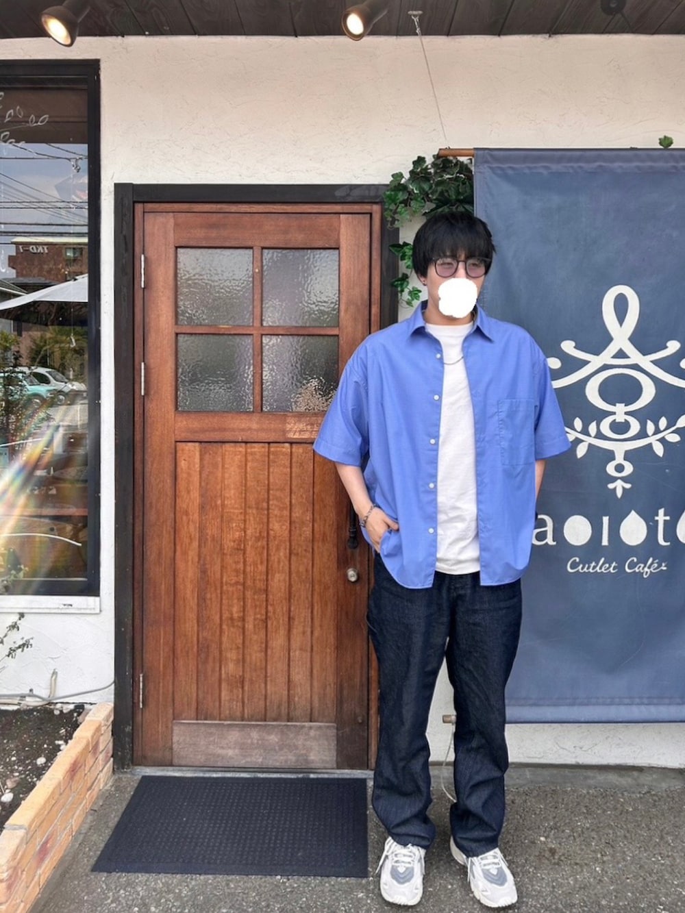 ブルー系のデニムパンツ、グレー系のスニーカー、ブルー系のシャツ/ブラウスを着用したメンズの夏コーディネートの2枚目の写真