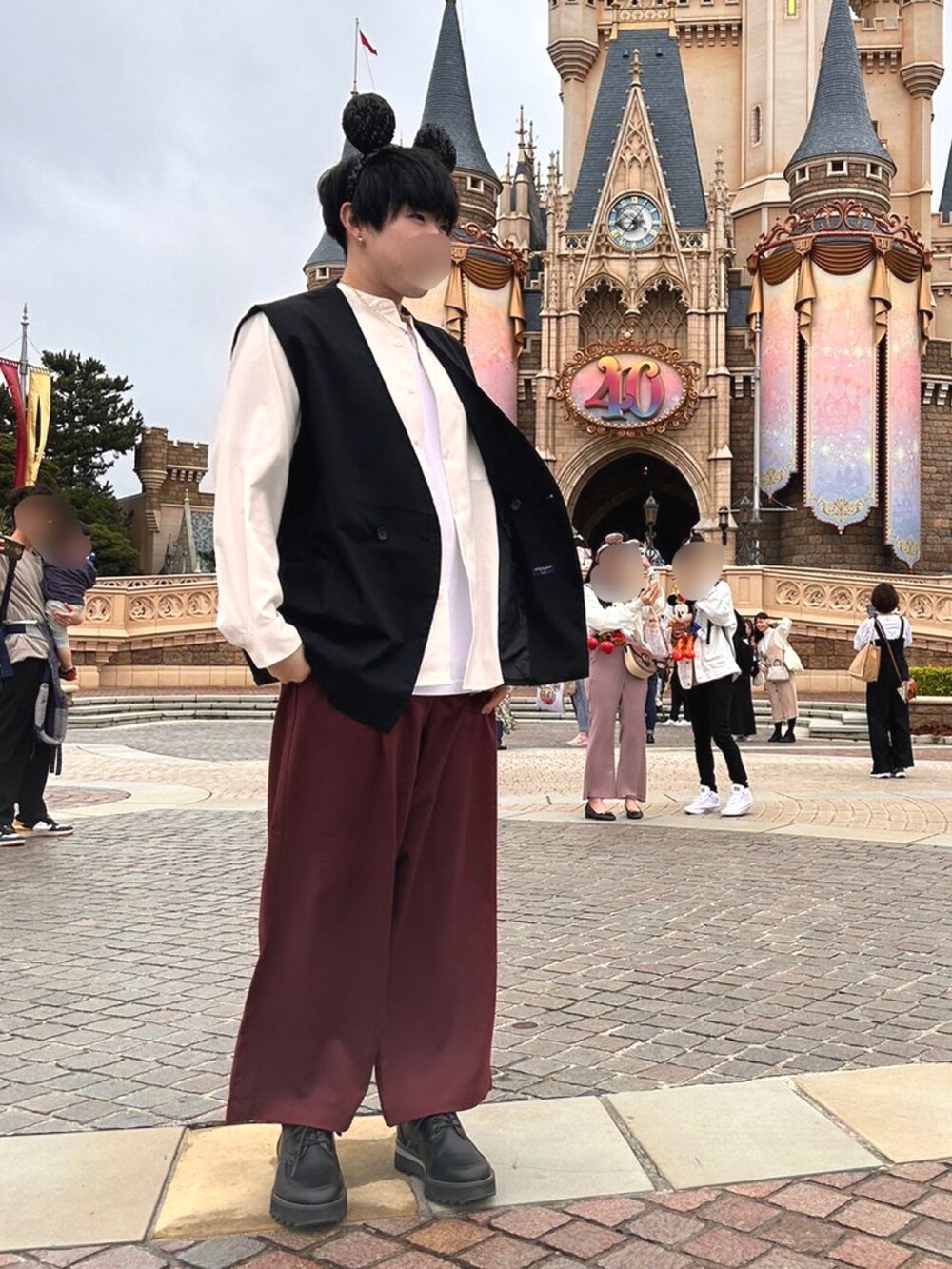 「いまどきジャケット写真、ミッキー、お洒落さんとつながりたい、ディズニーコーデ、ディズニー、WYM、MONO-MART、革靴、ジレ、GU、バンドカラーシャツ、春コーデ、スラックス、プチプラ、ミッキーコーデ」｜「BACK NUMBERの【BACK NUMBER】ジレベスト（ベスト、ブラック系）」を使った、みつ🐝さん（メンズ・173cm）の春コーディネートの2枚目の写真
