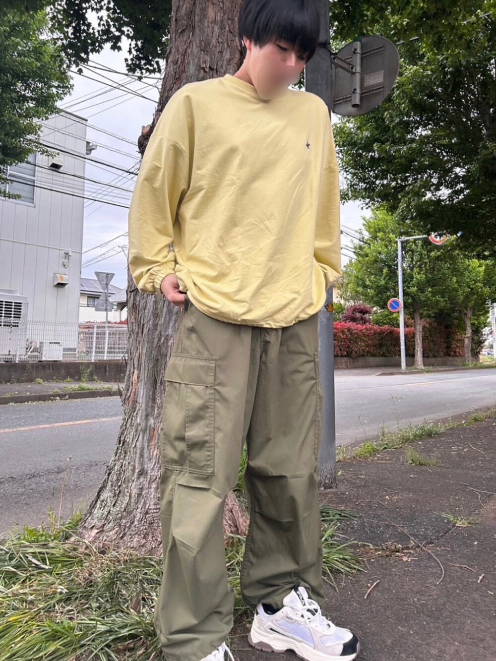 「ストリート、カーゴパンツ、GU、韓国ファッション、FILA、イエロー、スニーカーコーデ、ラフ、シンプルスタイル、ストリートコーデ、春服、シンプルコーデ、プチプラ、メンズコーデ、ストリート系」｜「BEVERLY HILLS POLO CLUBの【neos -addictive design-】BEVERLY HILLS POLO CLUB ビバリーヒルズ ポロクラブ ルーズシルエット スウェット トレーナー（スウェット、イエロー系）」を使った、みつ🐝さん（メンズ・173cm）の春コーディネートの3枚目の写真