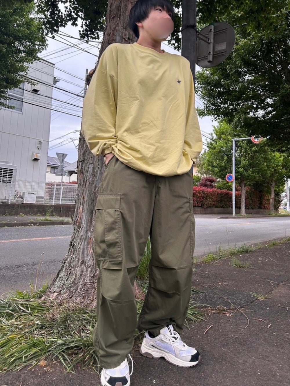 「ストリート、カーゴパンツ、GU、韓国ファッション、FILA、イエロー、スニーカーコーデ、ラフ、シンプルスタイル、ストリートコーデ、春服、シンプルコーデ、プチプラ、メンズコーデ、ストリート系」｜「BEVERLY HILLS POLO CLUBの【neos -addictive design-】BEVERLY HILLS POLO CLUB ビバリーヒルズ ポロクラブ ルーズシルエット スウェット トレーナー（スウェット、イエロー系）」を使った、みつ🐝さん（メンズ・173cm）の春コーディネートの2枚目の写真