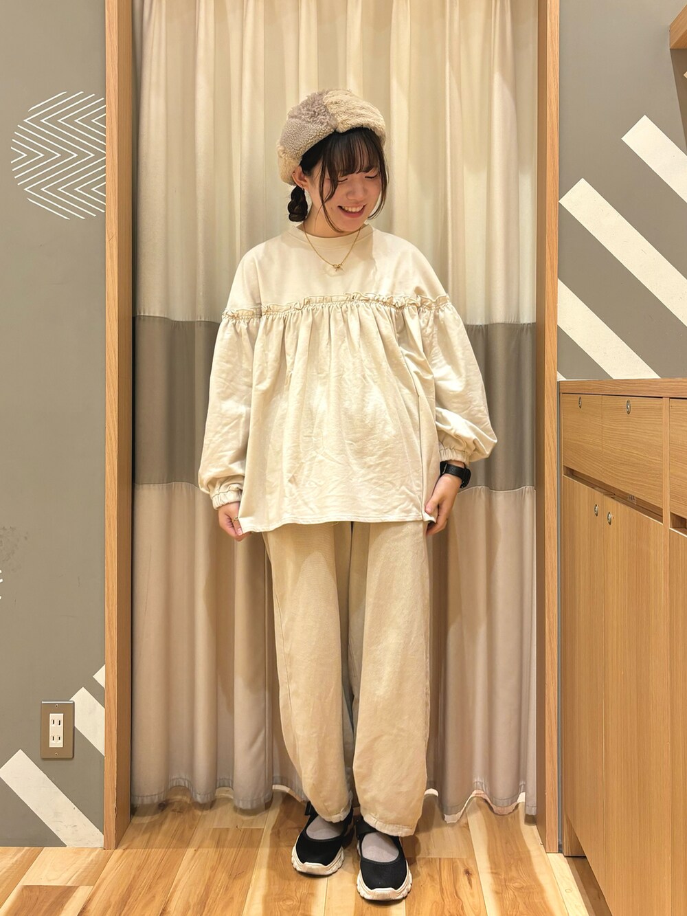 ベージュ系のその他パンツ、ホワイト系のTシャツ/カットソーを着用したレディースの冬コーディネートの2枚目の写真