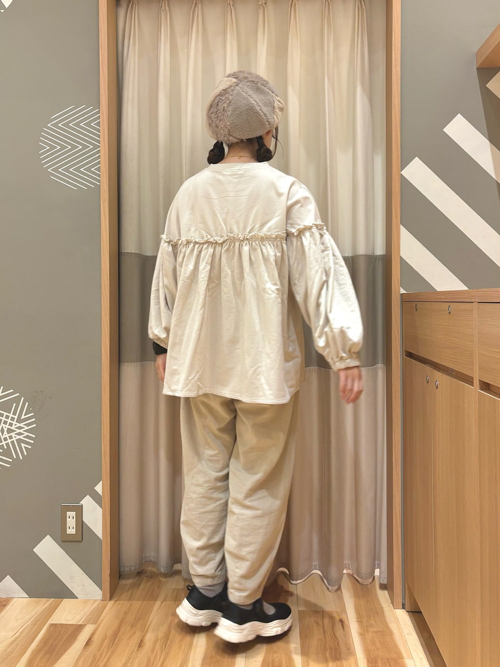 ベージュ系のその他パンツ、ホワイト系のTシャツ/カットソーを着用したレディースの冬コーディネートの3枚目の写真