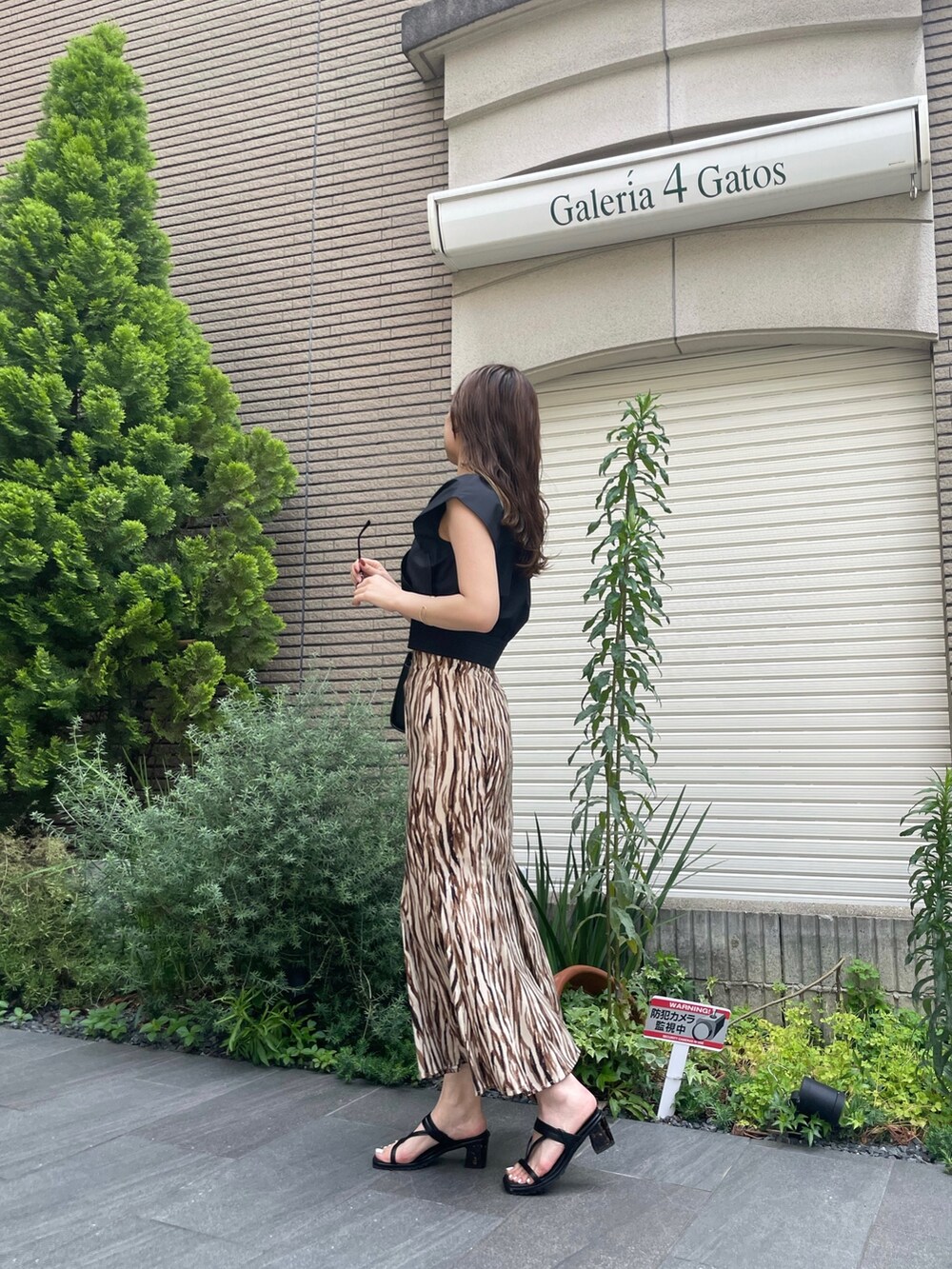 ブラック系のシャツ/ブラウス、その他のスカート、ブラック系のショルダーバッグを着用したレディースの春コーディネートの2枚目の写真