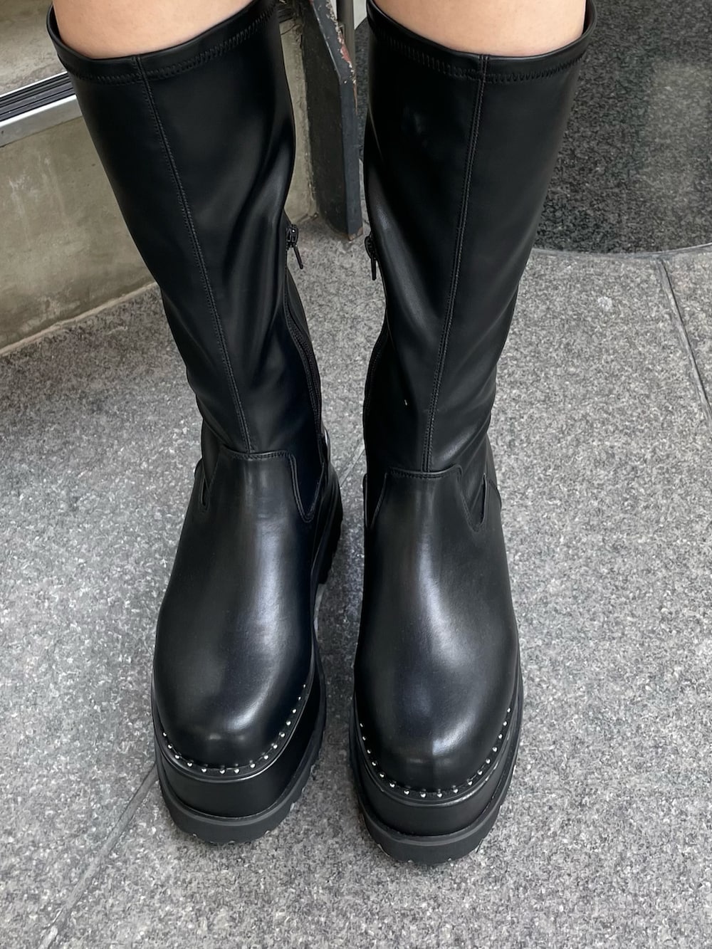 ブラウン系のテーラードジャケット、ブラック系のその他パンツ、ブラック系のブーツを着用したレディースの秋コーディネートの10枚目の写真