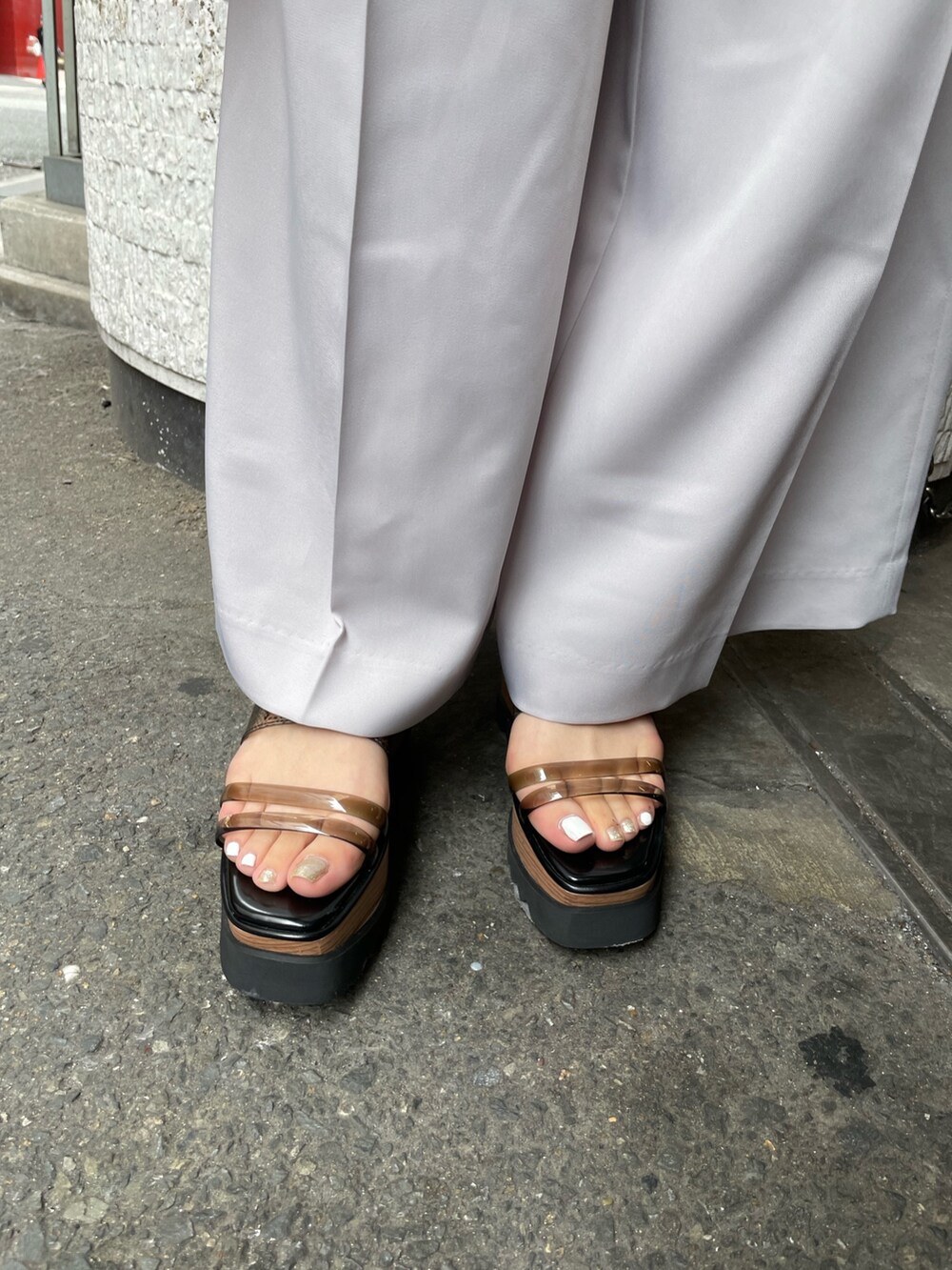 グレー系のニット/セーター、グレー系のその他パンツ、ブルー系のショルダーバッグを着用したレディースの夏コーディネートの6枚目の写真