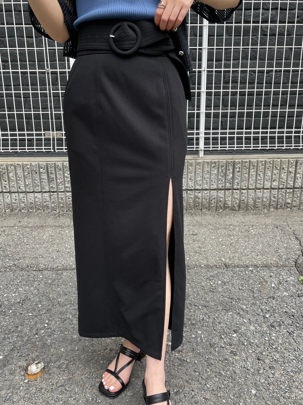 ブラック系のサンダル、ブラック系のスカート、ブラック系のシャツ/ブラウスを着用したレディースの春コーディネートの5枚目の写真