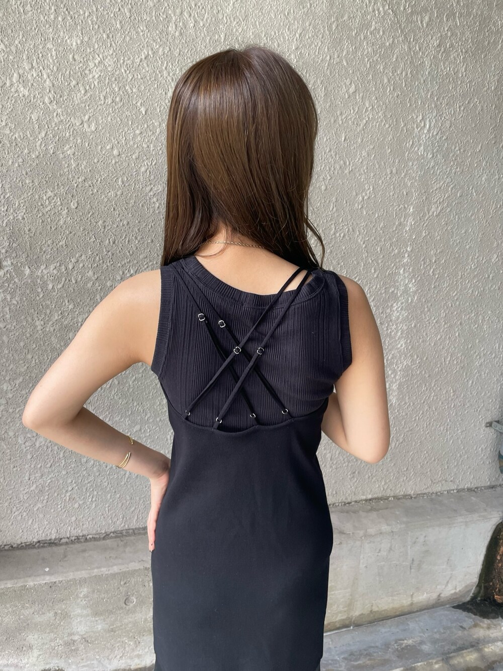 ブラック系のワンピース、ブラック系のTシャツ/カットソーを着用したレディースの夏コーディネートの6枚目の写真