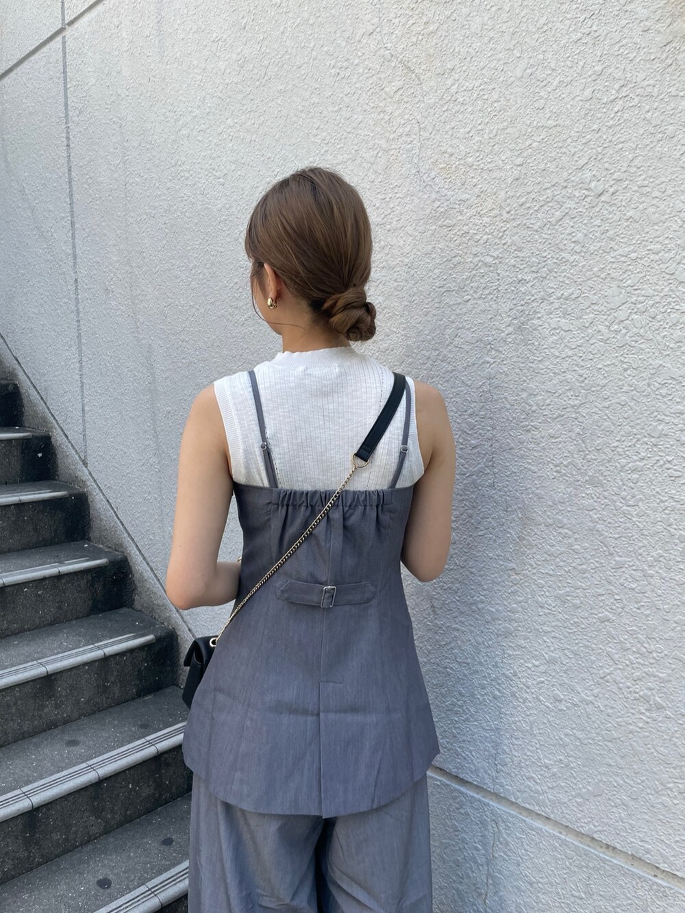 グレー系のキャミソール、グレー系のその他パンツ、ホワイト系のタンクトップを着用したレディースの春コーディネートの5枚目の写真