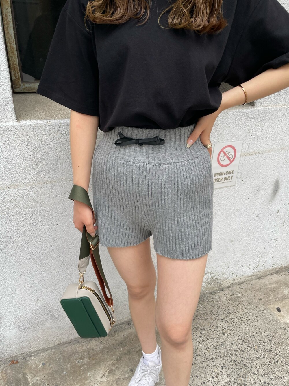 グリーン系のショルダーバッグ、ブラック系のTシャツ/カットソー、グレー系のその他パンツを着用したレディースの夏コーディネートの7枚目の写真