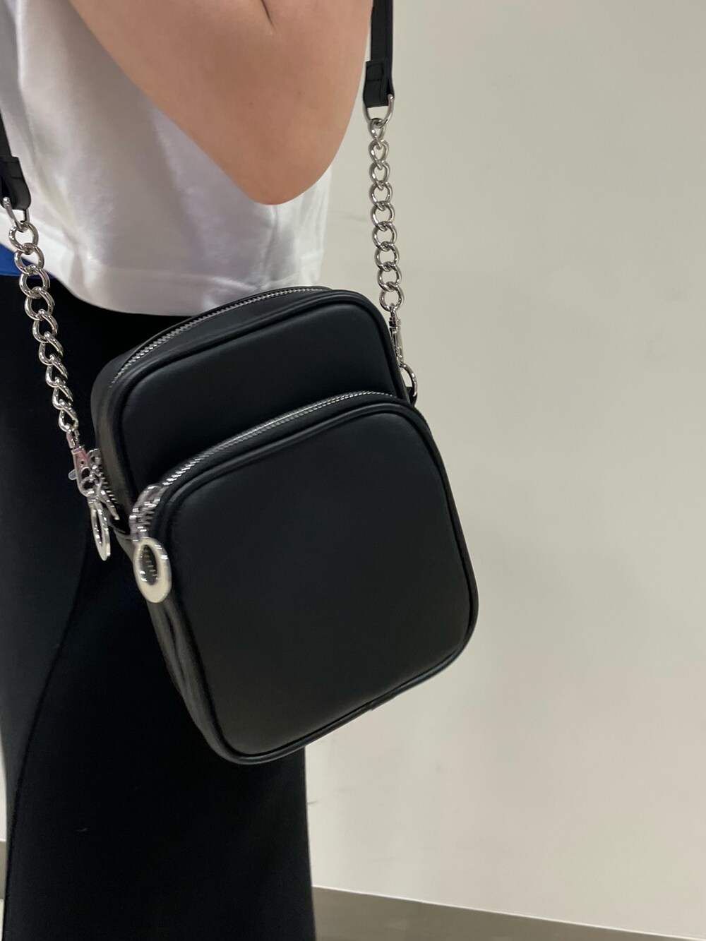 ホワイト系のTシャツ/カットソー、ブラック系のサンダル、ブラック系のショルダーバッグを着用したレディースの春コーディネートの7枚目の写真