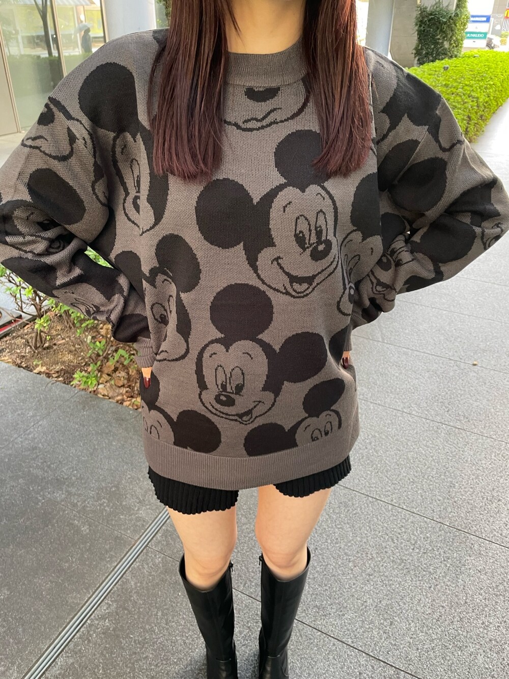 ブラック系のブーツ、ブラック系のその他パンツ、グレー系のニット/セーターを着用したレディースの秋コーディネートの4枚目の写真