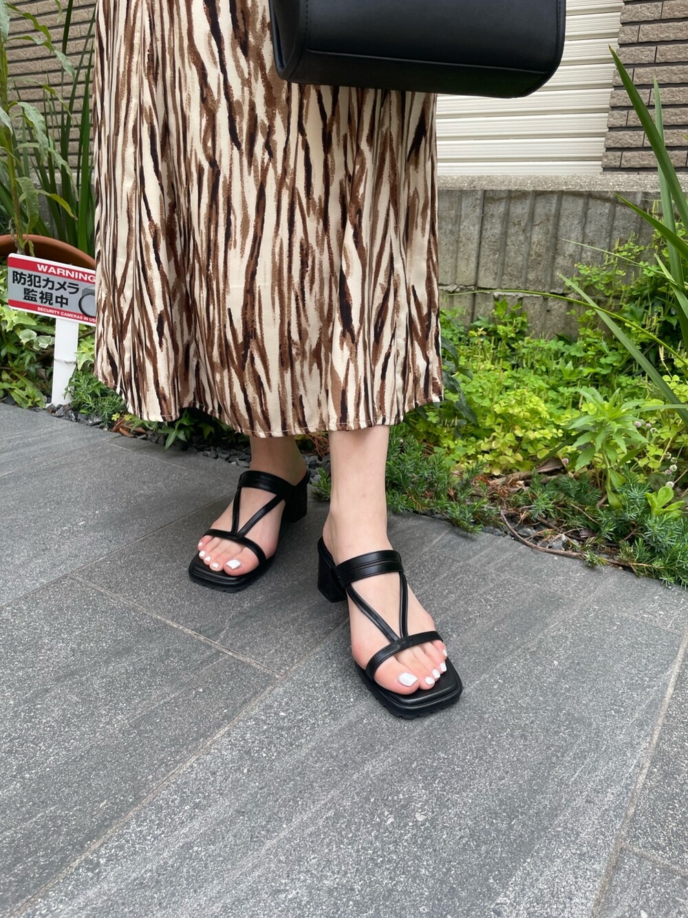 ブラック系のシャツ/ブラウス、その他のスカート、ブラック系のショルダーバッグを着用したレディースの春コーディネートの7枚目の写真