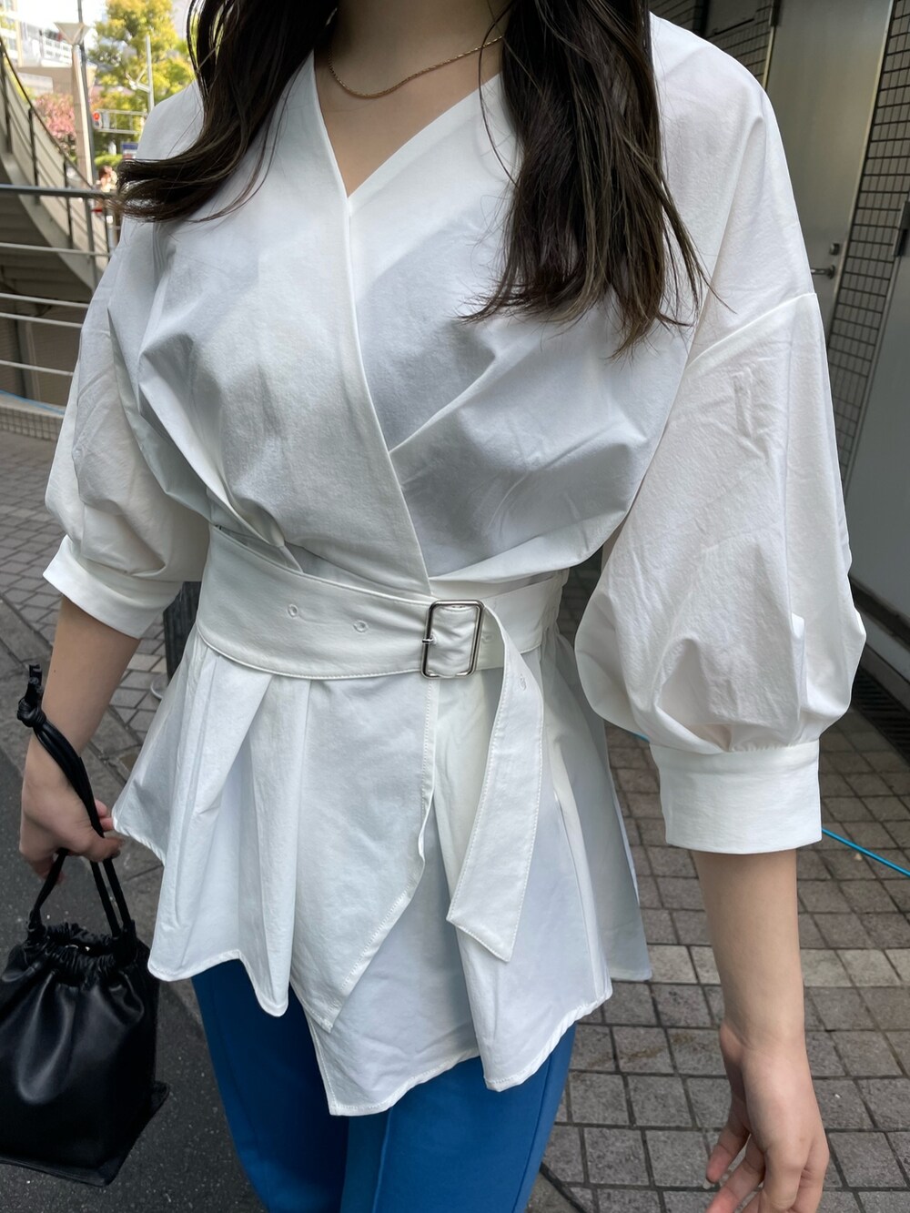 ホワイト系のシャツ/ブラウス、ブルー系のスウェットパンツ、ブラック系のハンドバッグを着用したレディースの春コーディネートの6枚目の写真