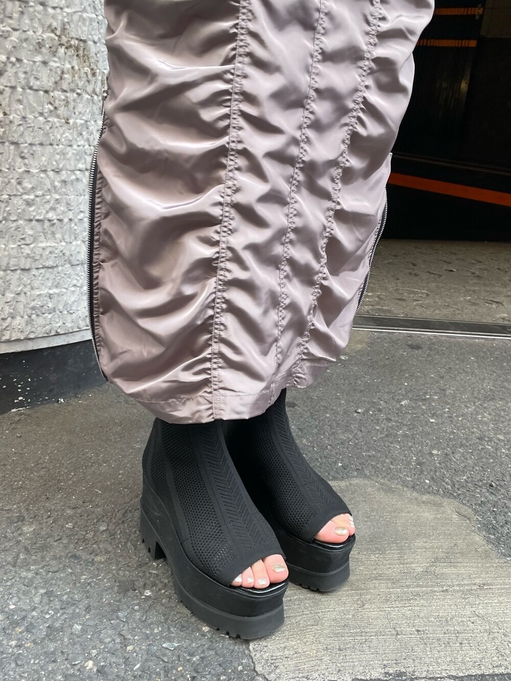 ブラック系のブーツ、グレー系のスカート、ブラック系のTシャツ/カットソーを着用したレディースの春コーディネートの7枚目の写真