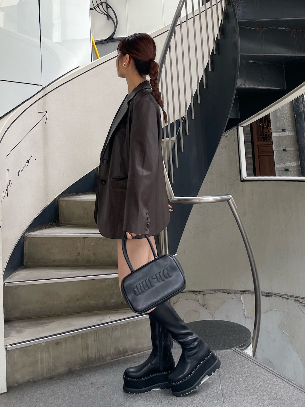 ブラウン系のテーラードジャケット、ブラック系のその他パンツ、ブラック系のブーツを着用したレディースの秋コーディネートの3枚目の写真