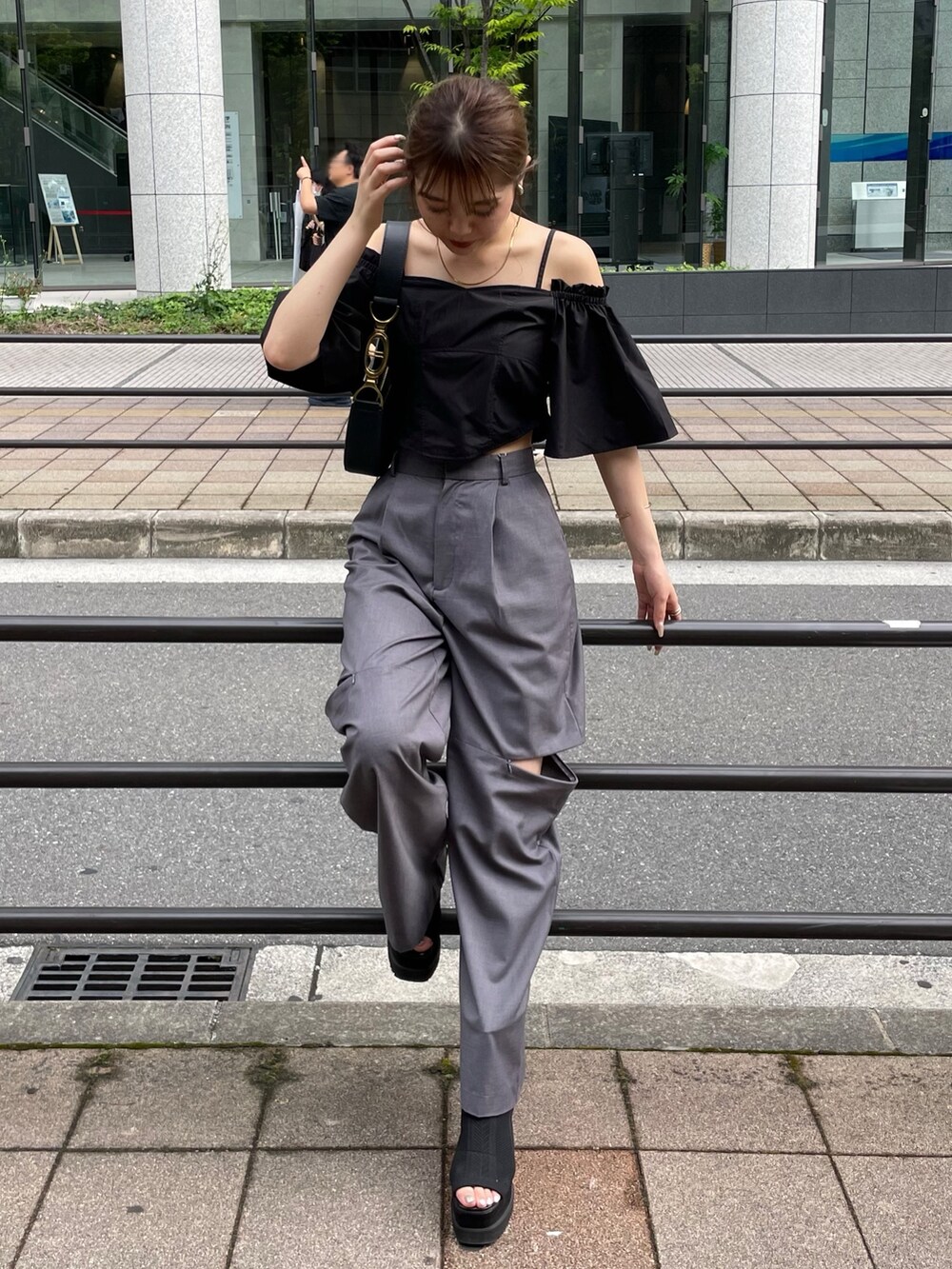 グレー系のその他パンツ、ブラック系のブーツ、ブラック系のシャツ/ブラウスを着用したレディースの夏コーディネートの2枚目の写真