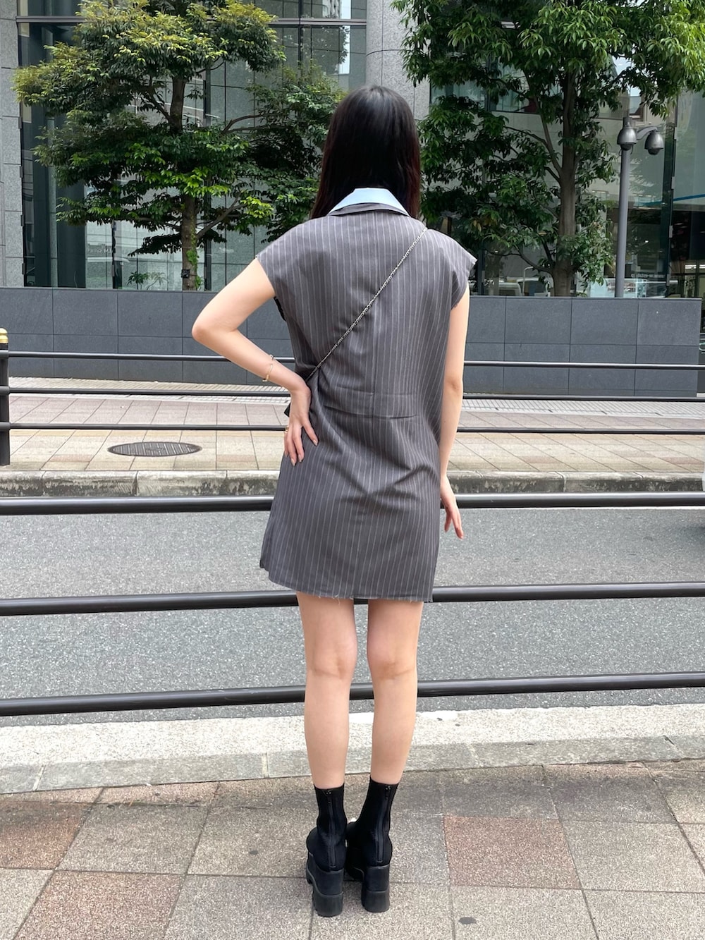 グレー系のワンピース、ブラック系のサンダルを着用したレディースの夏コーディネートの3枚目の写真