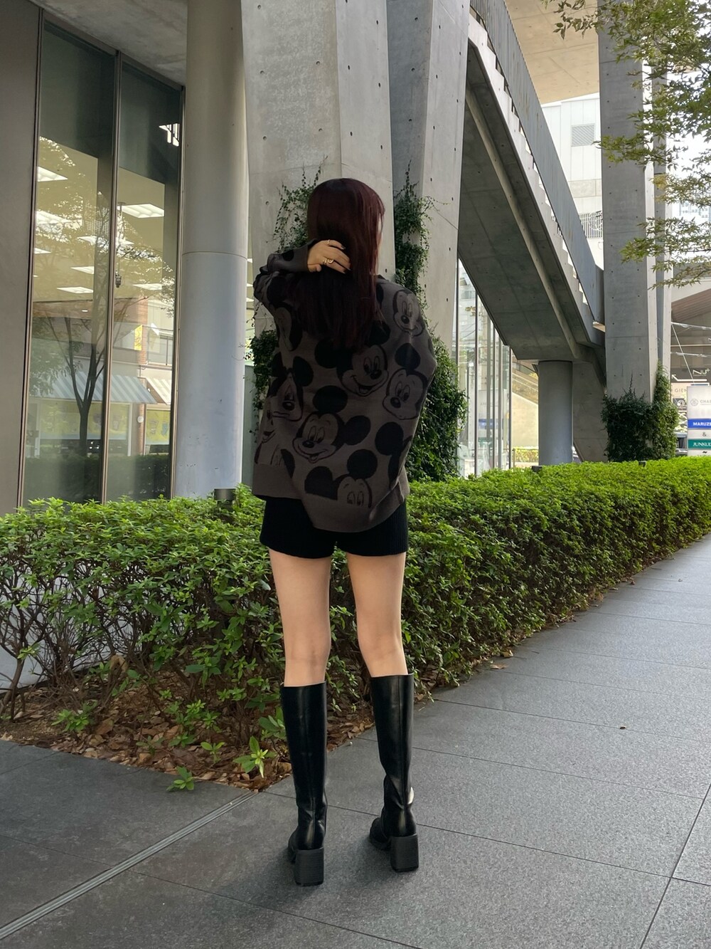 ブラック系のブーツ、ブラック系のその他パンツ、グレー系のニット/セーターを着用したレディースの秋コーディネートの3枚目の写真