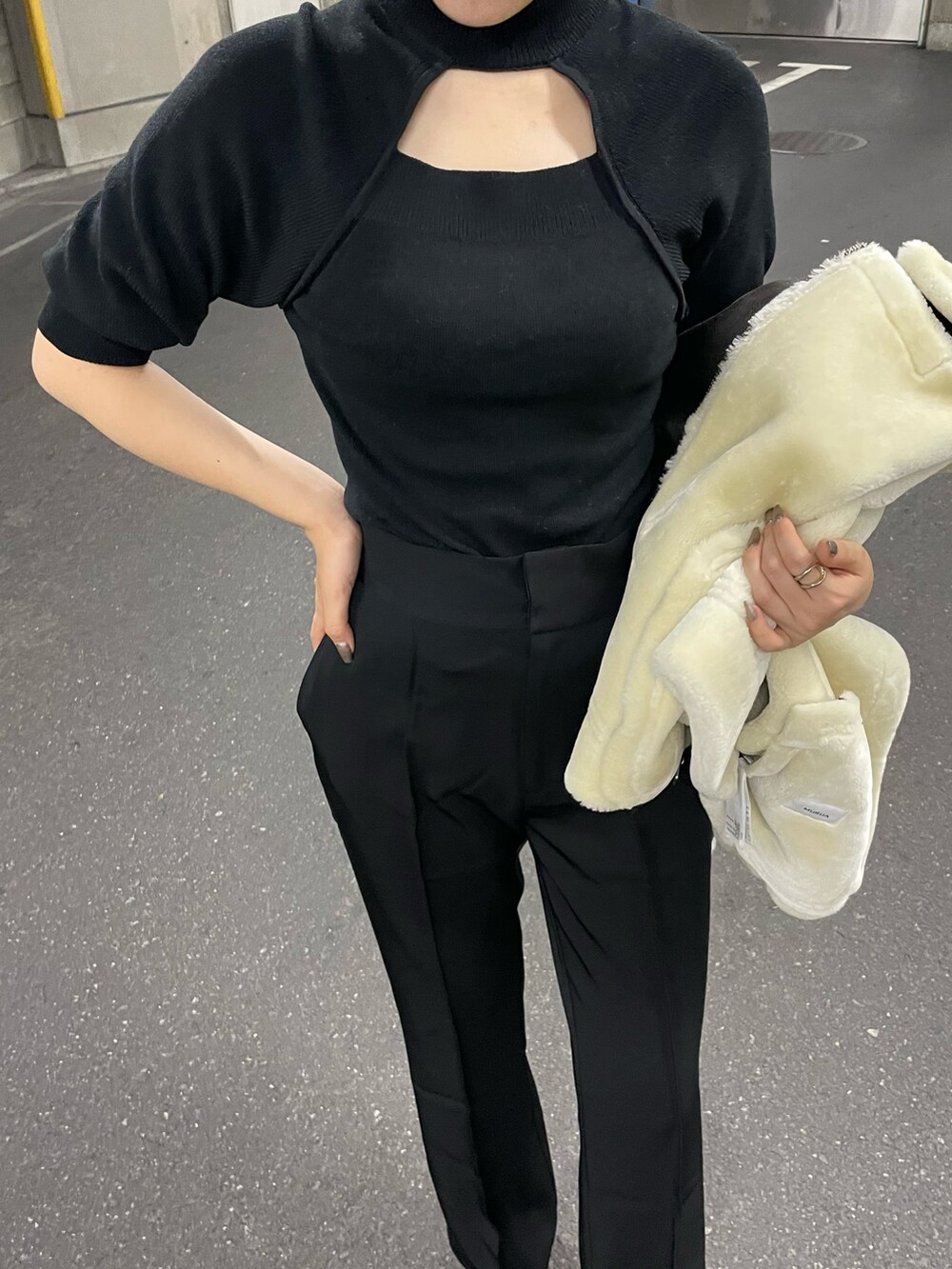 ブラック系のブーツ、ブラック系のスラックス、ブラック系のニット/セーターを着用したレディースの夏コーディネートの6枚目の写真