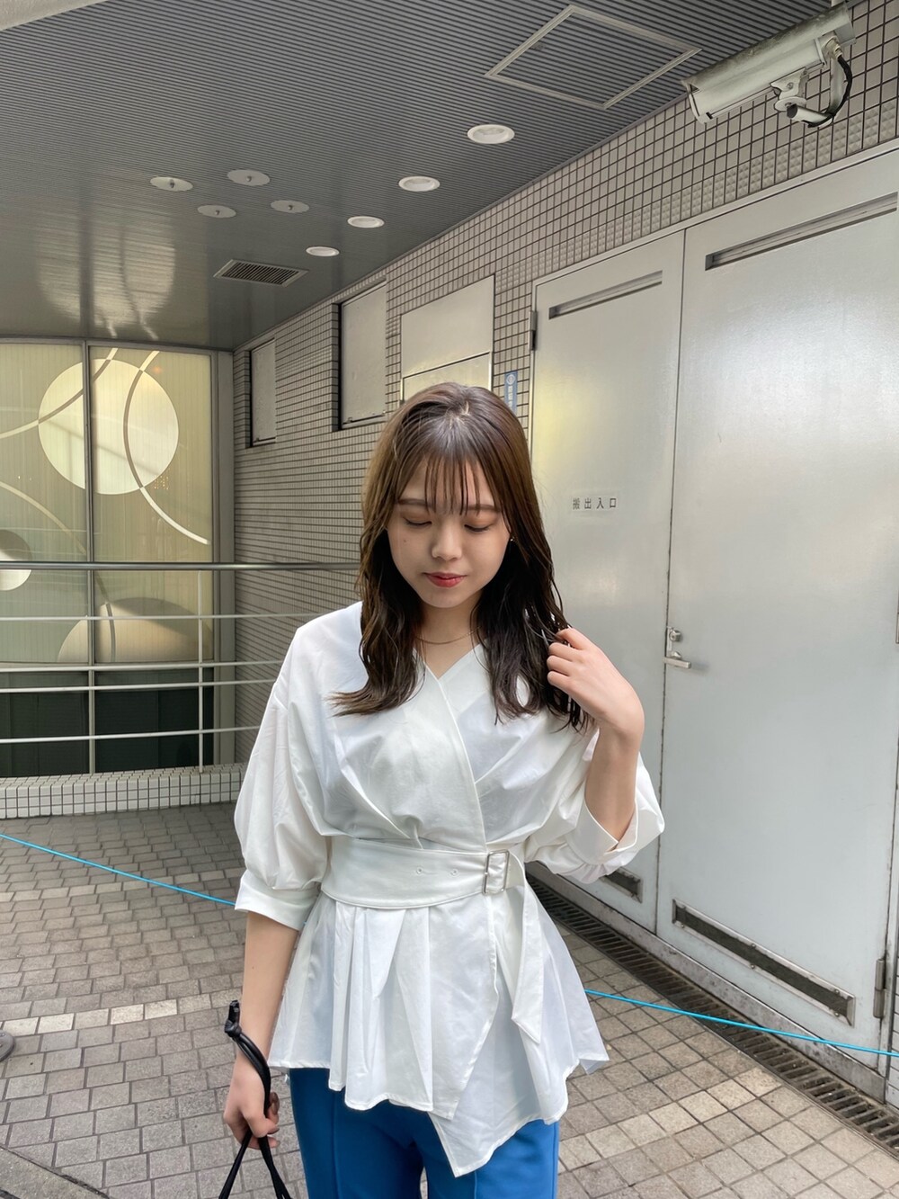 ホワイト系のシャツ/ブラウス、ブルー系のスウェットパンツ、ブラック系のハンドバッグを着用したレディースの春コーディネートの5枚目の写真