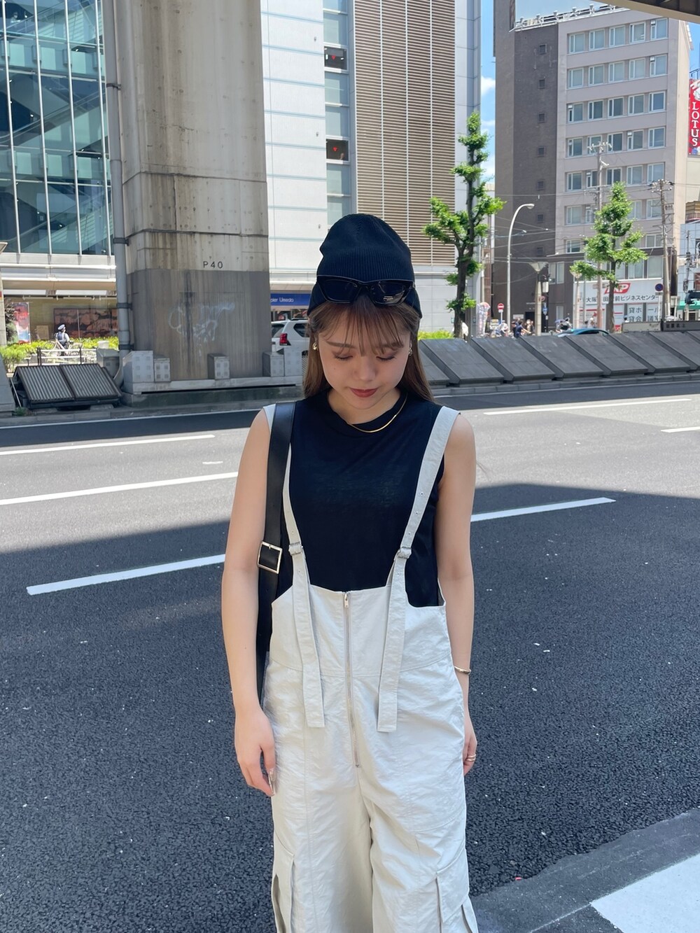 ホワイト系のつなぎ/オールインワン、ブラック系のTシャツ/カットソー、ブラック系のショルダーバッグを着用したレディースの夏コーディネートの5枚目の写真