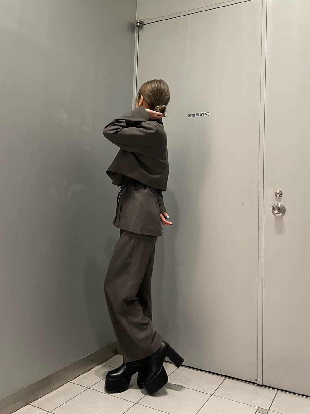 グレー系のシャツ/ブラウス、グレー系のテーラードジャケット、グレー系のその他パンツを着用したレディースの冬コーディネートの3枚目の写真