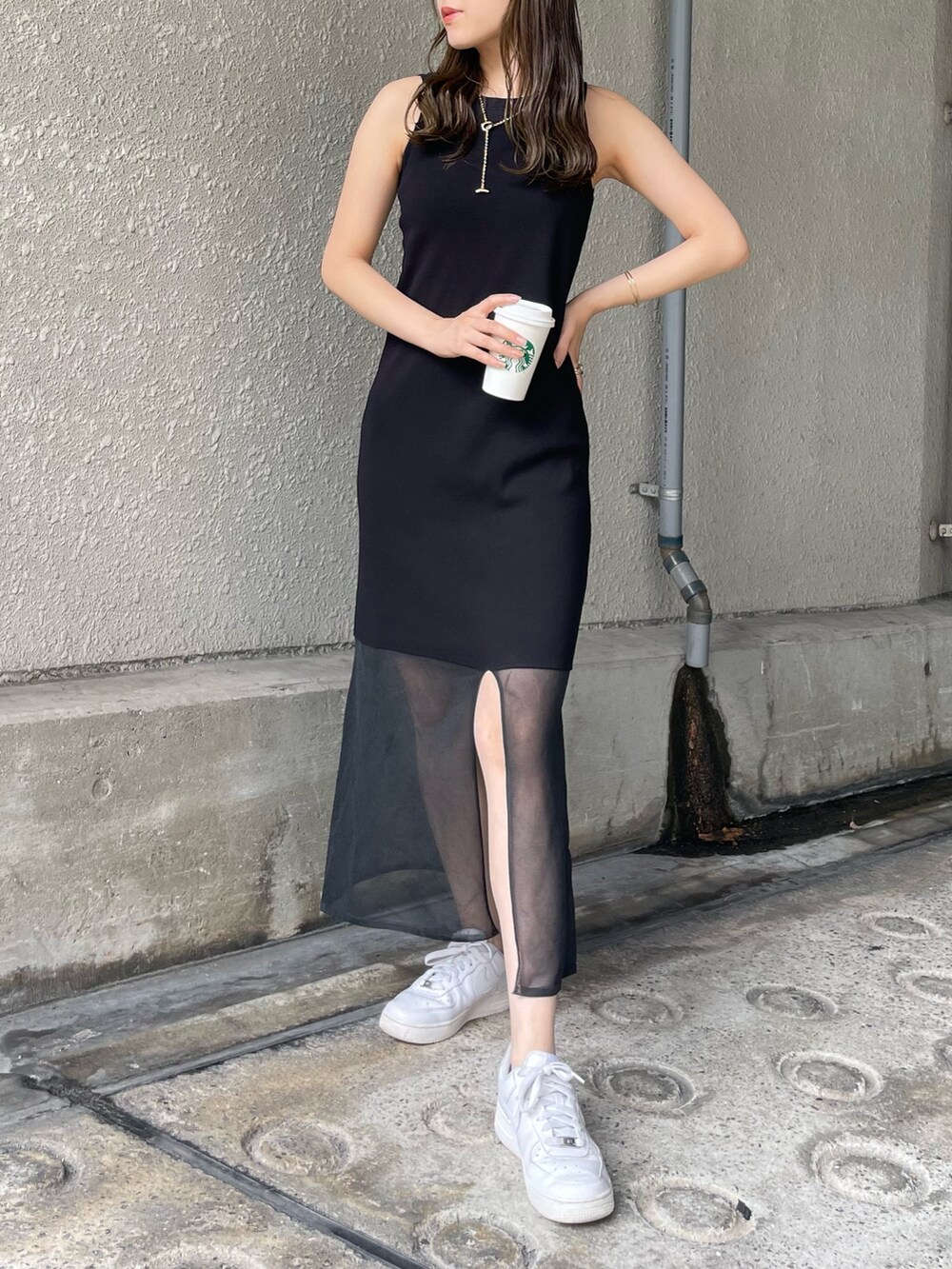 ブラック系のワンピース、ブラック系のTシャツ/カットソーを着用したレディースの夏コーディネートの4枚目の写真