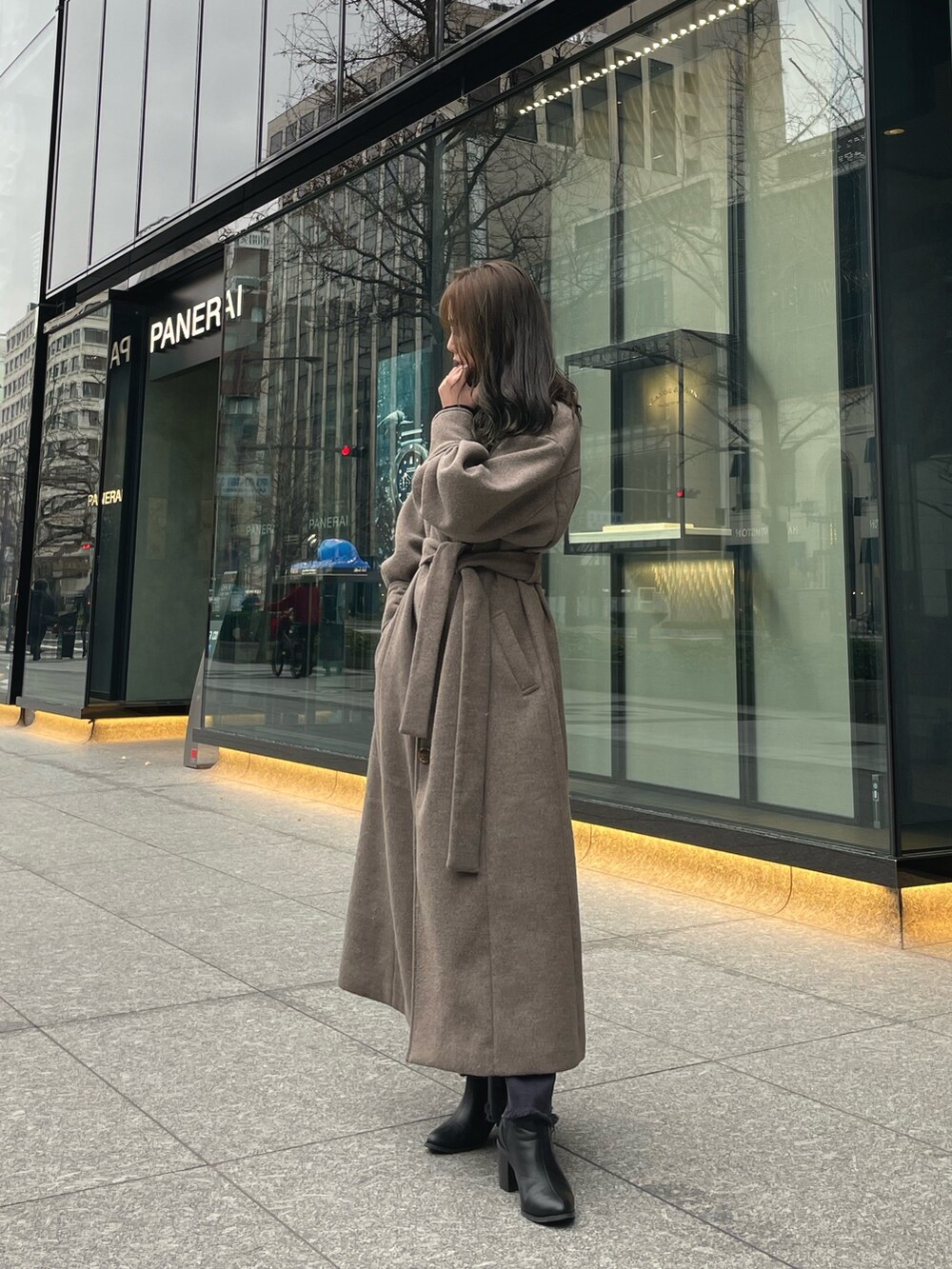 ブラウン系のダウンジャケット/コートを着用したレディースの冬コーディネートの3枚目の写真