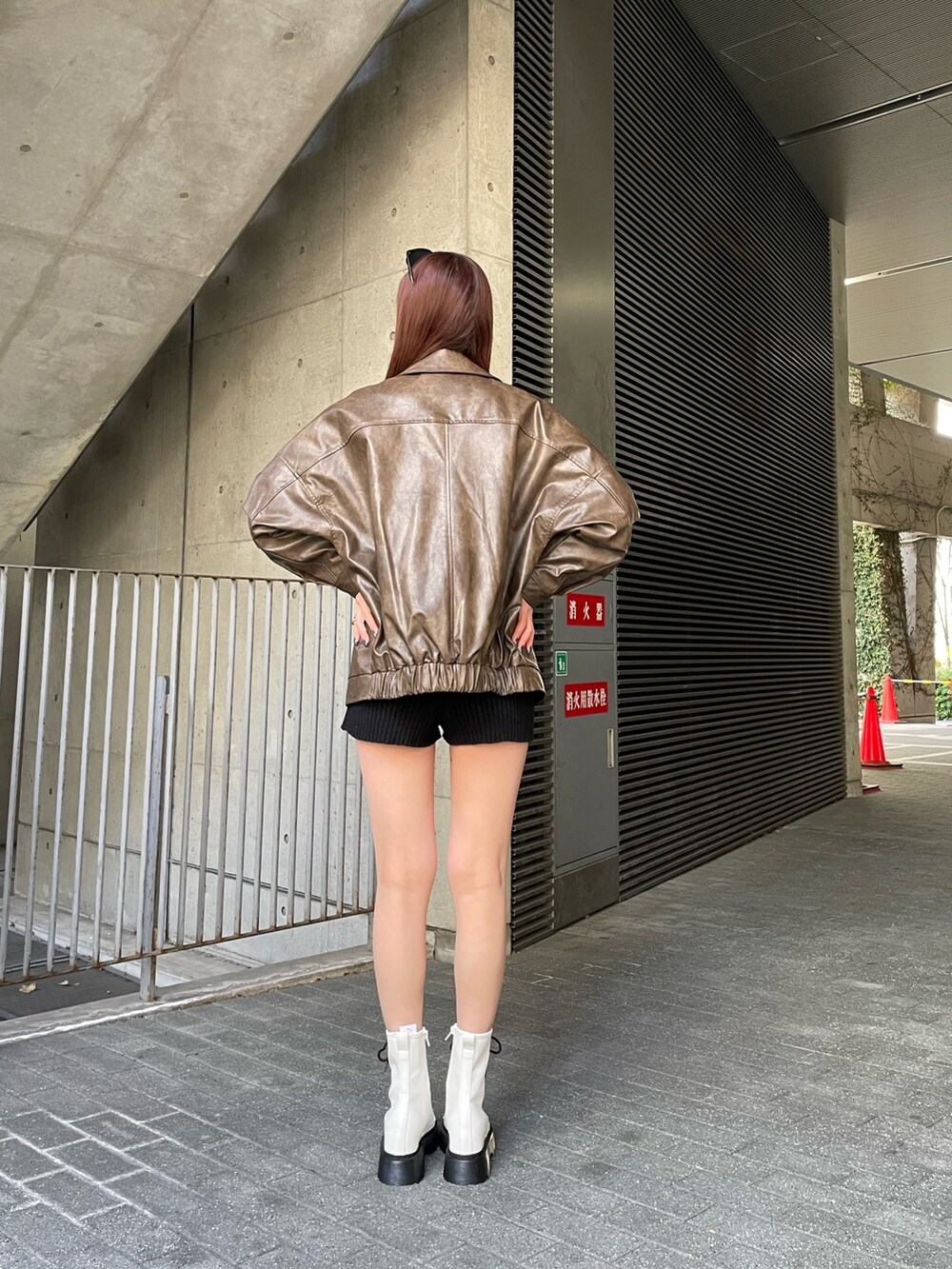 ブラウン系のブルゾン、その他のニット/セーター、ブラック系のその他パンツを着用したレディースの冬コーディネートの4枚目の写真