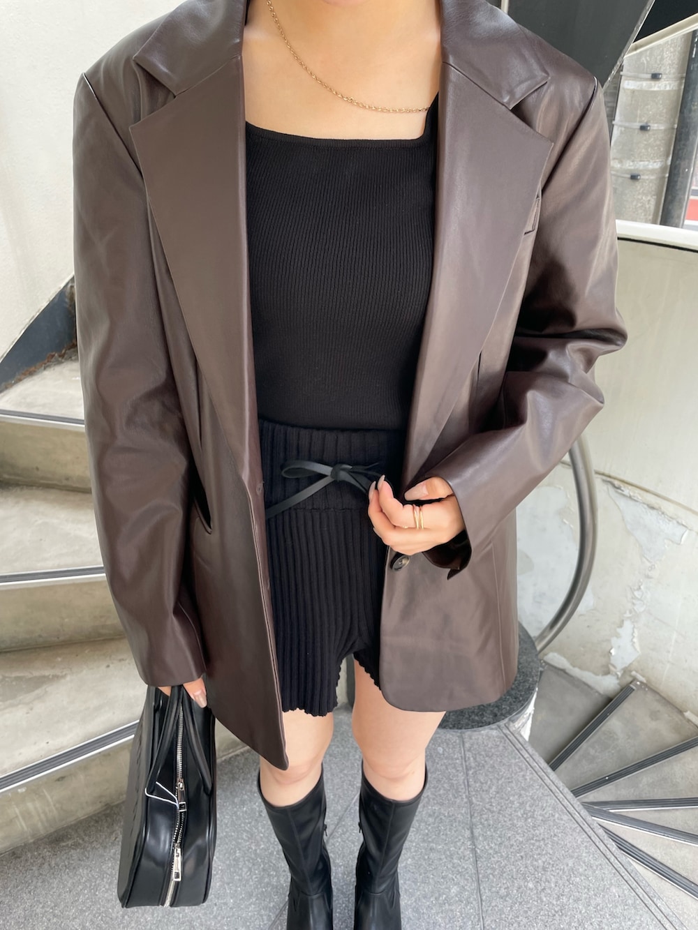 ブラウン系のテーラードジャケット、ブラック系のその他パンツ、ブラック系のブーツを着用したレディースの秋コーディネートの7枚目の写真