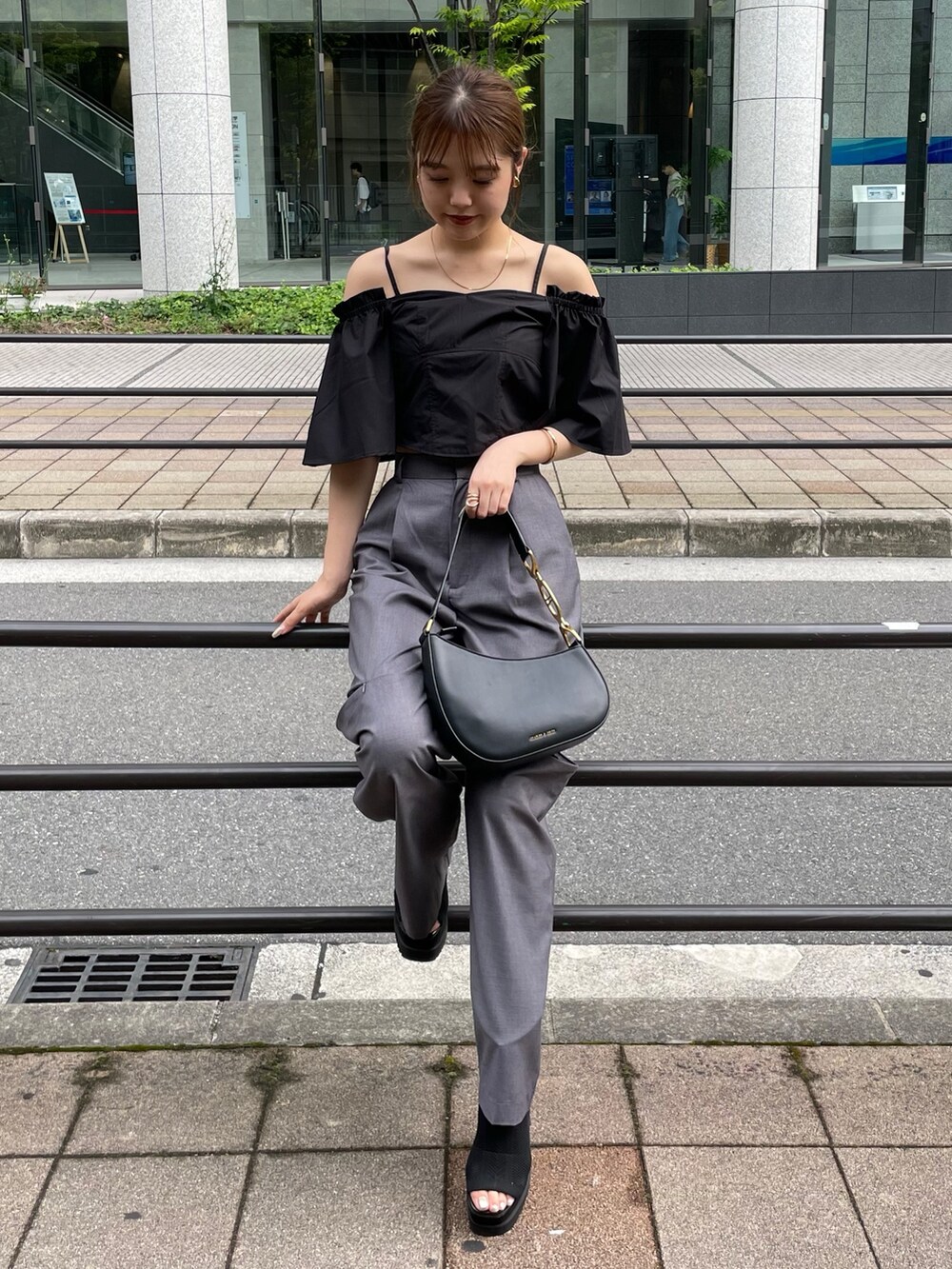 グレー系のその他パンツ、ブラック系のブーツ、ブラック系のシャツ/ブラウスを着用したレディースの夏コーディネートの3枚目の写真