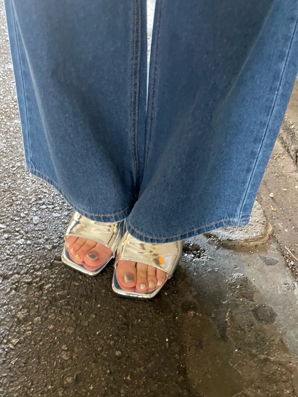 ブルー系のデニムパンツ、シルバー系のサンダル、ホワイト系のTシャツ/カットソーを着用したレディースの夏コーディネートの8枚目の写真