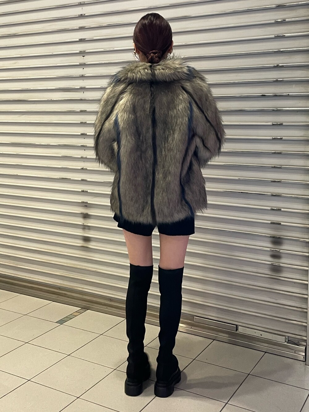 グレー系のその他アウター、ブラック系のその他パンツ、ブラック系のブーツを着用したレディースの秋コーディネートの3枚目の写真