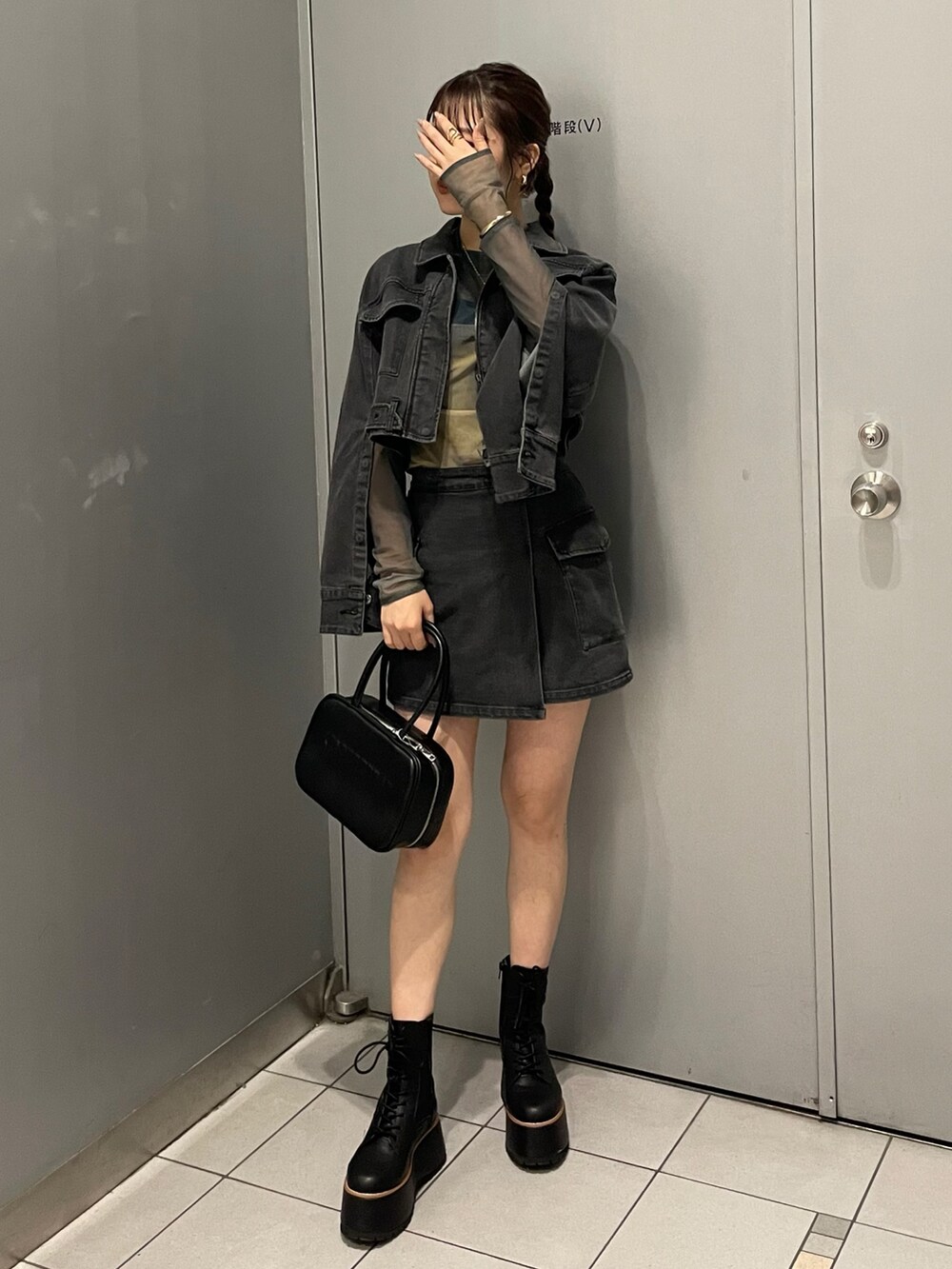 ブラック系のブーツ、ブラック系のスカート、その他のTシャツ/カットソーを着用したレディースの夏コーディネートの2枚目の写真