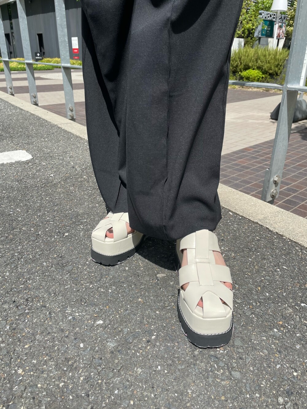 その他のニット/セーター、ブラック系のスラックス、ホワイト系のサンダルを着用したレディースの春コーディネートの7枚目の写真