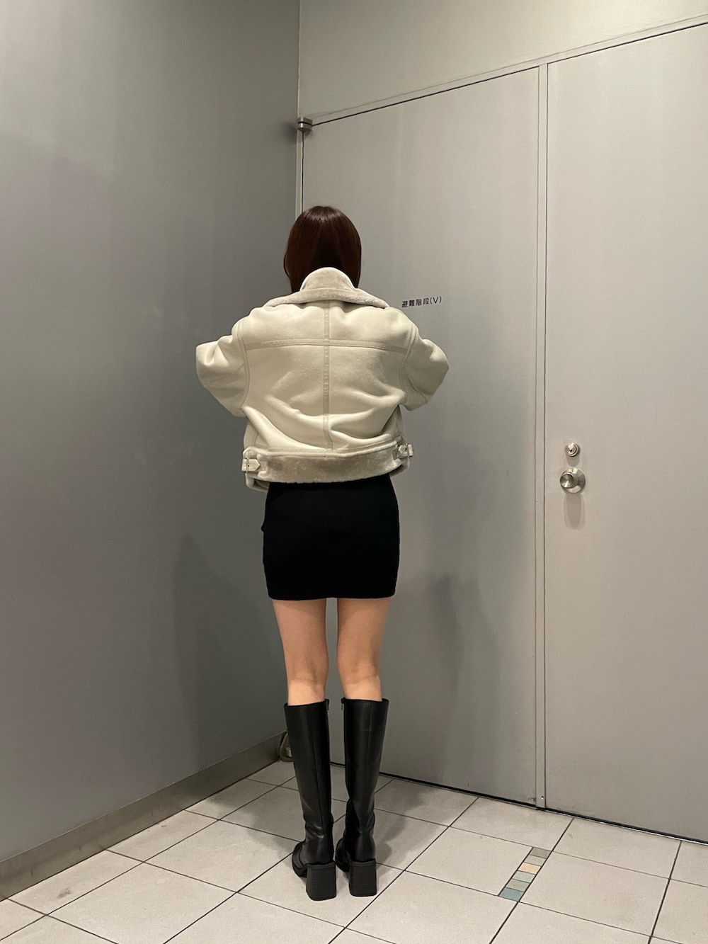 ブラック系のブーツ、ブラック系のワンピース、グレー系のムートンコートを着用したレディースの秋コーディネートの4枚目の写真