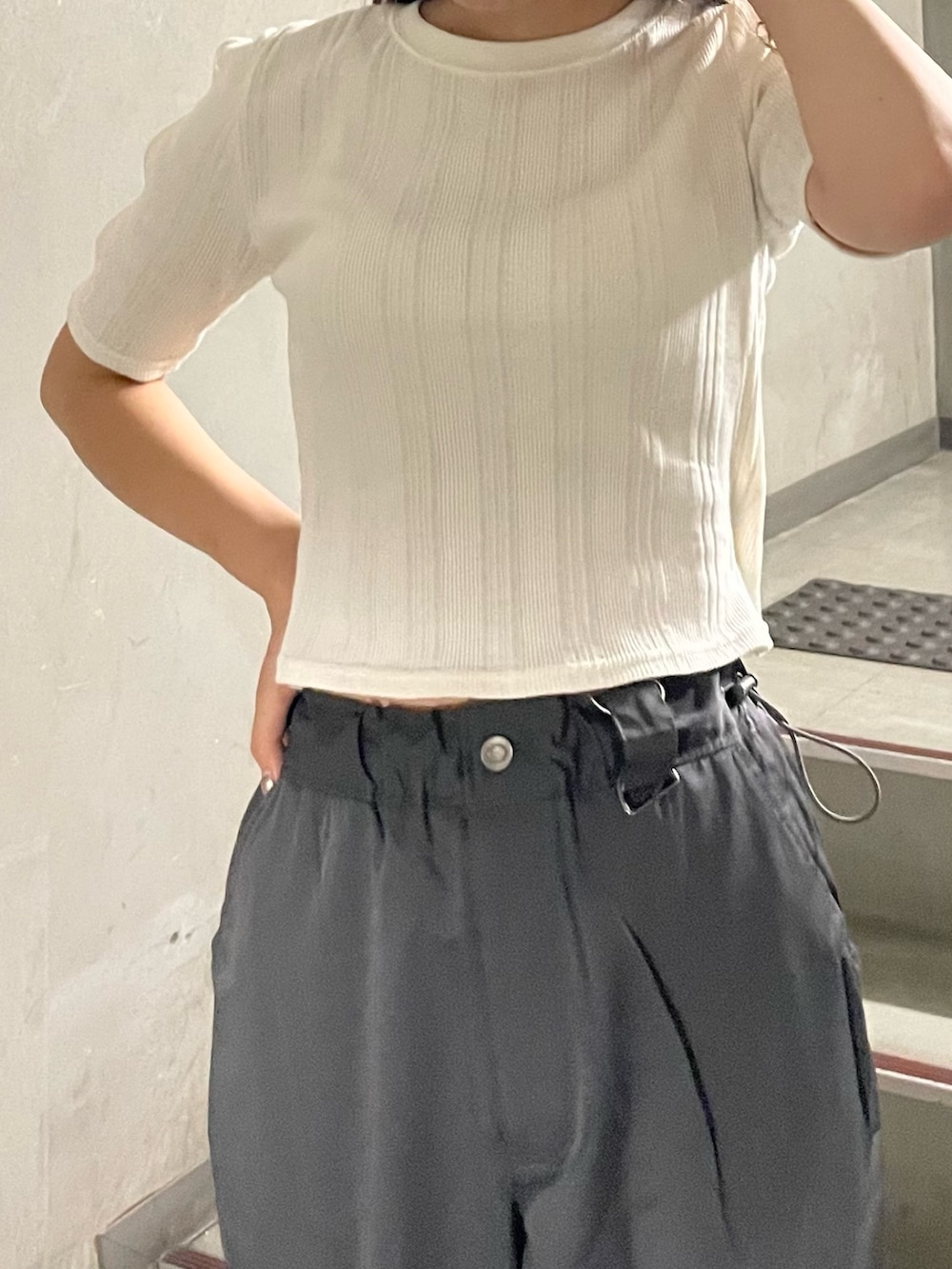 ブラック系のブーツ、ホワイト系のTシャツ/カットソー、グレー系のカーゴパンツを着用したレディースの秋コーディネートの6枚目の写真