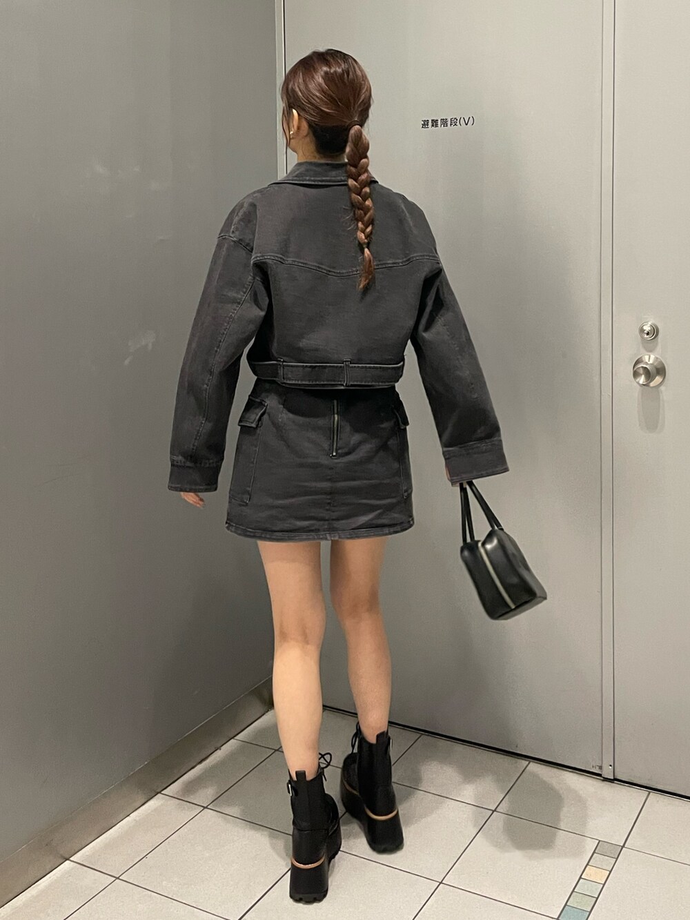 ブラック系のブーツ、ブラック系のスカート、その他のTシャツ/カットソーを着用したレディースの夏コーディネートの4枚目の写真